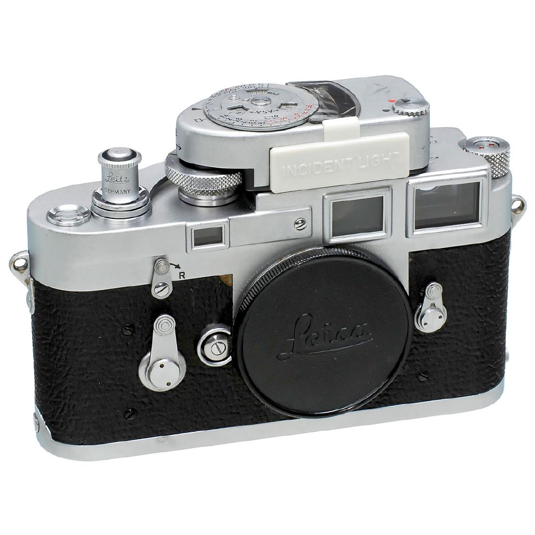 Leica M3 Body, 1955: Leica M3 Body, 1955 Leitz, Wetzlar. No. M3-805987, double-stroke advance, rewind knob with 2 red dots, field frame, long shutter speed 1 sec. hesitant, otherwise in good technical condition. With Leic