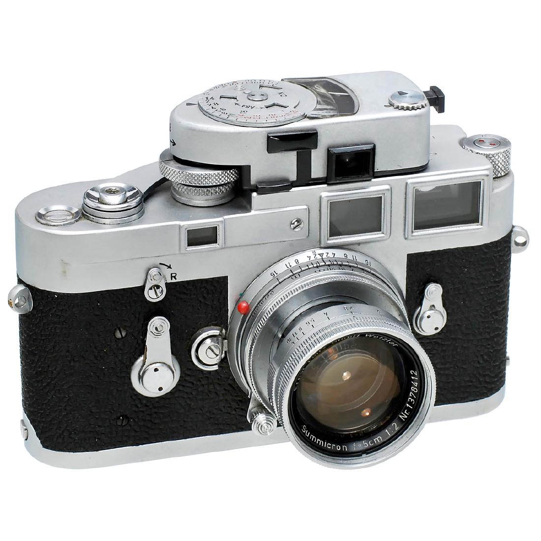 Leica M3 with Summicron 2/5 cm, 1962: Leica M3 with Summicron 2/5 cm, 1962 Leitz, Wetzlar. No. M3-1063659, single-stroke advance, chrome, all shutter speeds the same. Summicron 2/5 cm, no. 1378412, meter, excellent condition. – In addit