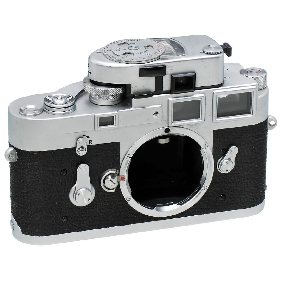 Leica M3 Body, 1963: Leica M3 Body, 1963 Leitz, Wetzlar. No. M3-1088378, chrome, single-stroke advance, front shutter curtain working slowly, otherwise in good technical condition, minor dent on top-plate, with Leica-Mete
