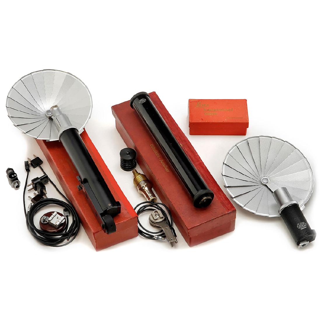 Leitz Flash Accessories: Leitz Flash Accessories Leitz, Wetzlar. 1) "Synchronblitzer", complete with fan-shaped reflector, cables and box. Not illustrated in "Lager"! – 2) Leica "Blitzlicht-Auslöser", in box, incomplete. �