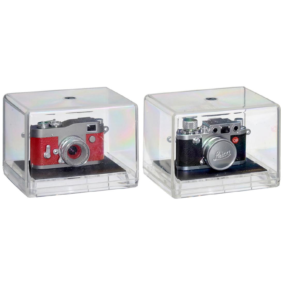 Sharan: Leica IIIf and -B-Sharan: Sharan: Leica IIIf and -B-Sharan MegaHouse Mini Classic Collection. 1) Leica IIIf, chrome, no. A06091, for Minox film (8 x 11 mm). – And: 2) -B-Sharan (Leica M model), titanium, with red imitation