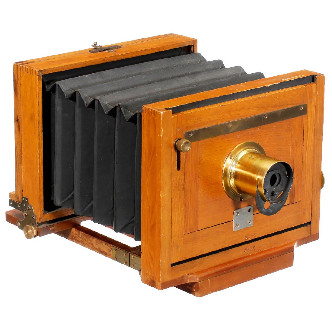"Waterbury View" 5 x 8 by Scovill USA, 1886: "Waterbury View" 5 x 8 by Scovill USA, 1886 Scovill Manufacturing Co. NY. Field camera, light wood construction, polished wood, plate size 5 x 8 in., brass fittings, black bellows. Brass lens: "Waterb