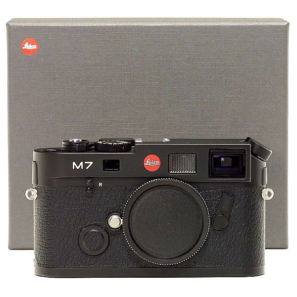 "Leica M7": "Leica M7" Leica, Solms. No. 2785549, black chrome finish, 0,72x viewfinder magnification, mint condition, with inner and outer box and all papers. "Leica M7" Leica, Solms. Nr. 2785549, schwarz, verch