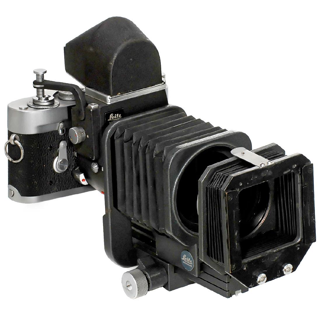 Leica M2 with Visoflex III, 1966: Leica M2 with Visoflex III, 1966 Leitz, Wetzlar. No. 1138439, viewfinder darkened, long shutter speeds uneven. With Visoflex III, bellows II, bellows shade and wood case. An outfit for restoration.