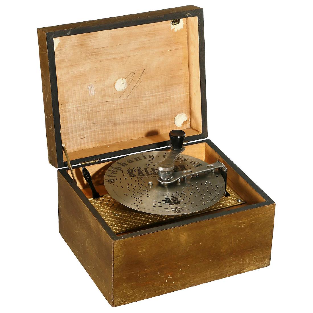 Kalliope Disc Musical Box, c. 1900: Kalliope Disc Musical Box, c. 1900 Model no. 26, for 53/8-inch discs, 26 teeth in steel comb (complete), spring-driven, working, with 1 disc. Plattenspieldose Kalliope, um 1900 Modell Nr. 26, für Ble