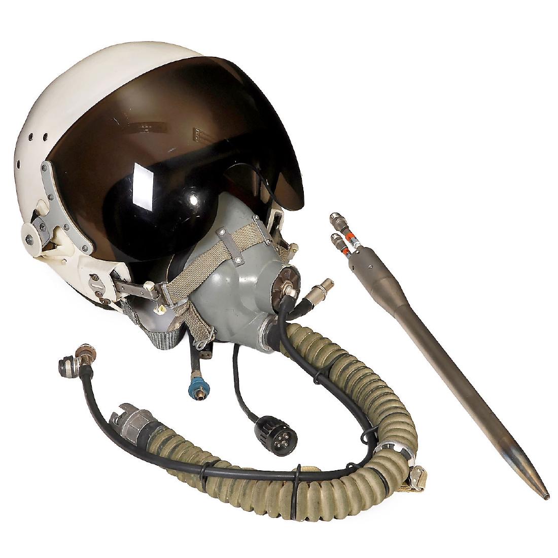 Starfighter Pilot Helmet and Pilot-Static-Tube, c. 1965: Starfighter Pilot Helmet and Pilot-Static-Tube, c. 1965 1) Helmet with oxygen mask, earphone, microphone and visor, size M. - And: 2) Pilot-Static-Tube by Rosemount Engineering, USA. Starfighter-Pilot