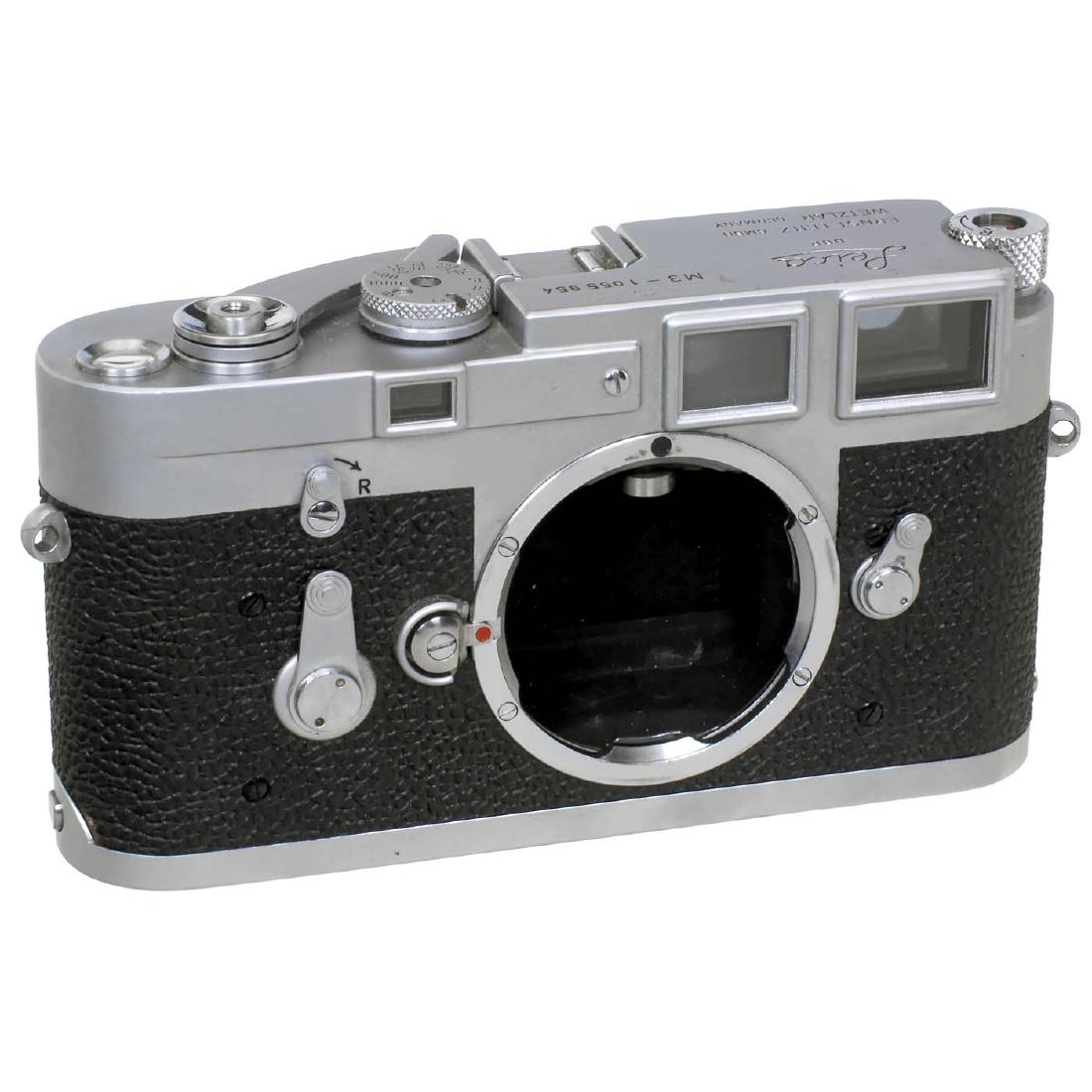 Leica M3 Body, 1962: Leica M3 Body, 1962 Leitz, Wetzlar. No. 1055954, with body cap. Signs of use, mechanism working, with case. Leica M3 Gehäuse, 1962 Leitz, Wetzlar. Nr. 1055954, mit Gehäusedeckel. Gebrauchsspuren, te