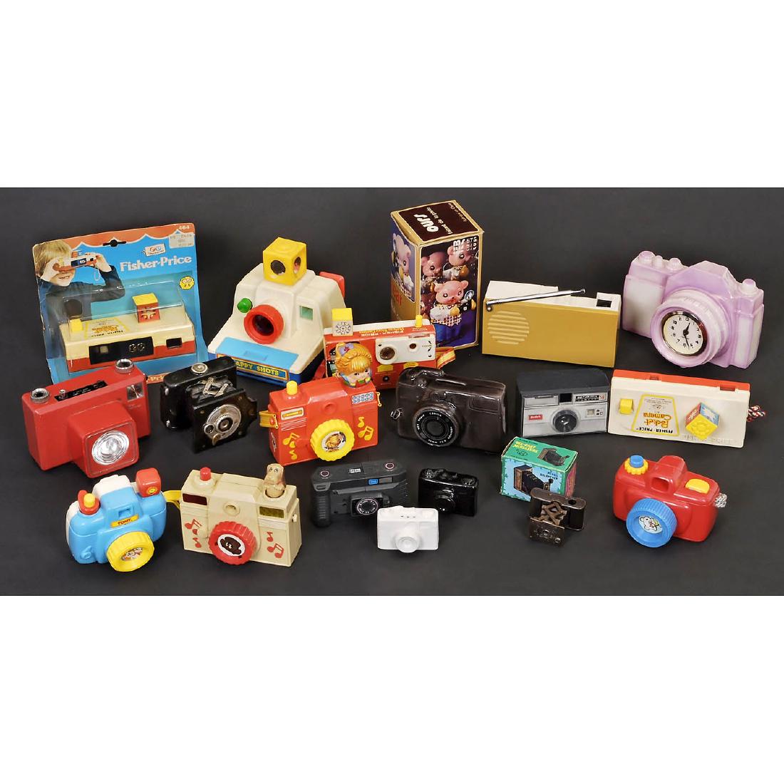 20 Non-Cameras: 20 Non-Cameras Bear with flash camera, several Fisher Price cameras, clock, radios, musical clocks, money boxes, pencil sharpener, salt & pepper. 20 Spielzeugkameras Der Foto-Bär, mehrere Fisher-Pric