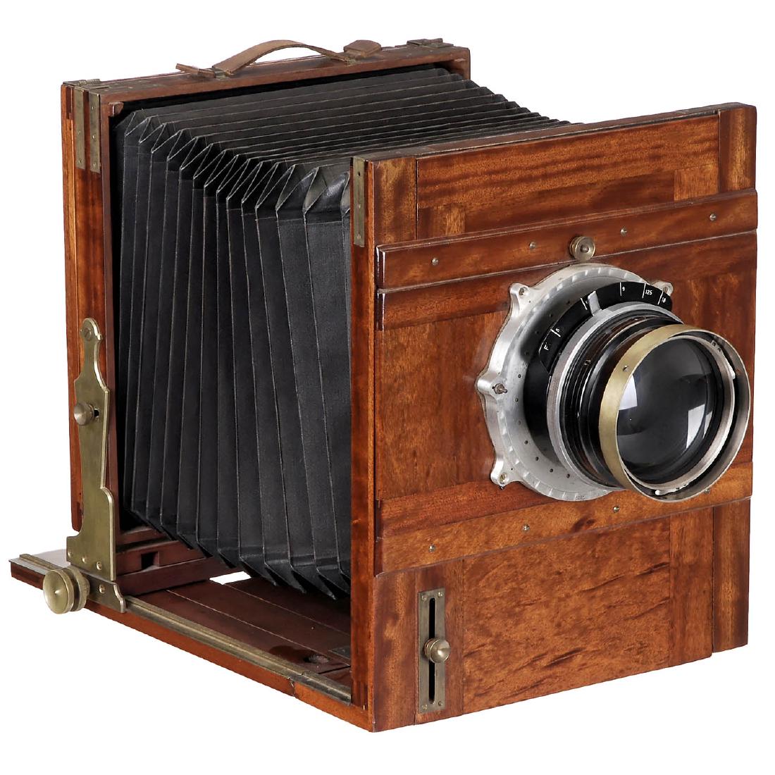 German Field Camera 24 x 30 cm, c. 1900: German Field Camera 24 x 30 cm, c. 1900 Unmarked, presumably Herbst & Firl, Görlitz. Mahogany wood with brass fittings, black bellows, focusing screen back and one double cassette. With unmarked bras