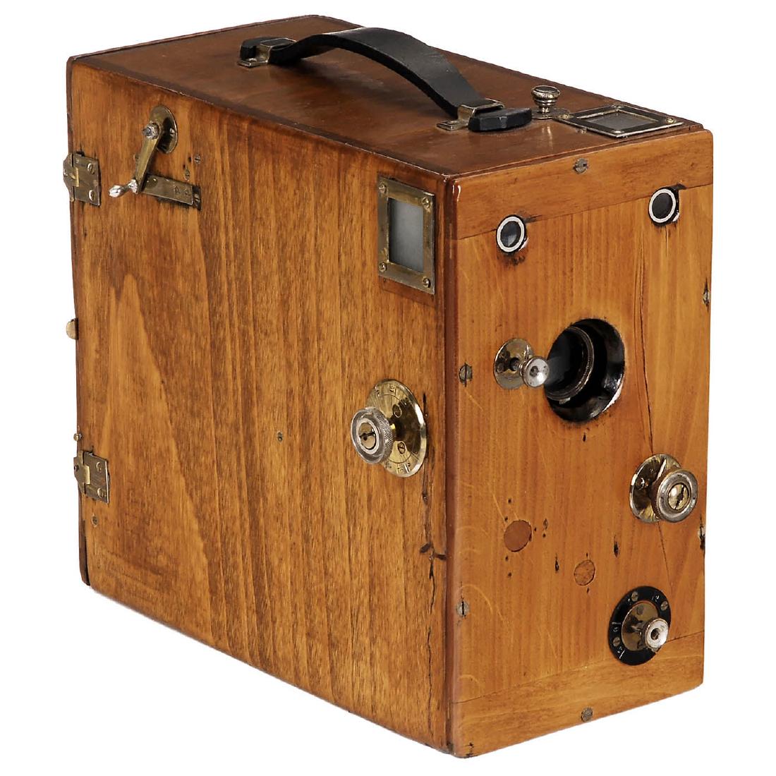 French Magazine Camera (Tropical Model), c. 1900: French Magazine Camera (Tropical Model), c. 1900 Unmarked. Polished wood, gravity plate-changing system, plate size 9 x 12 cm, guillotine shutter P + I, brass fittings, 2 Newton viewfinders. Französi