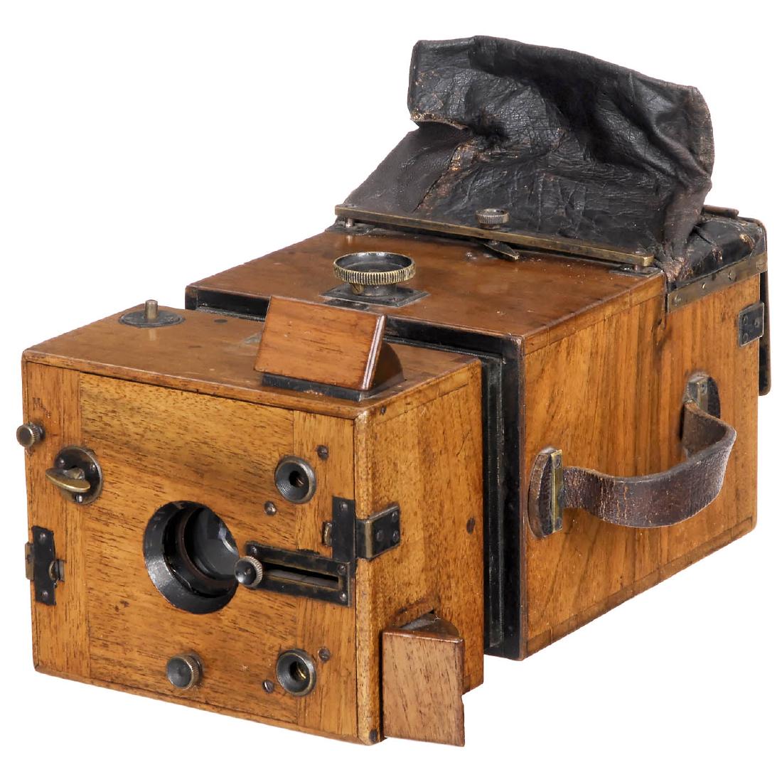 Steinheil Detective Camera (Mod. I), c. 1890: Steinheil Detective Camera (Mod. I), c. 1890 Steinheil, München. 9 x 12 cm, with plates inside, polished wood with brass trim, early model with leather changing bag, Steinheil lens. - Unrestored and 