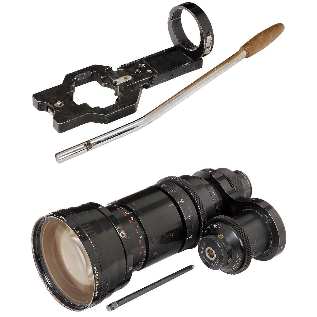 Angénieux-Zoom Type 10 x 25 B Movie Camera Lens, c.: Angénieux-Zoom Type 10 x 25 B Movie Camera Lens, c. 1970 Angénieux, Paris. Arri standard mount, 25-250 mm, 1:2,5 up to 3,2. with Sachtler zoom service. - In addition: Supporting bridge and aluminum