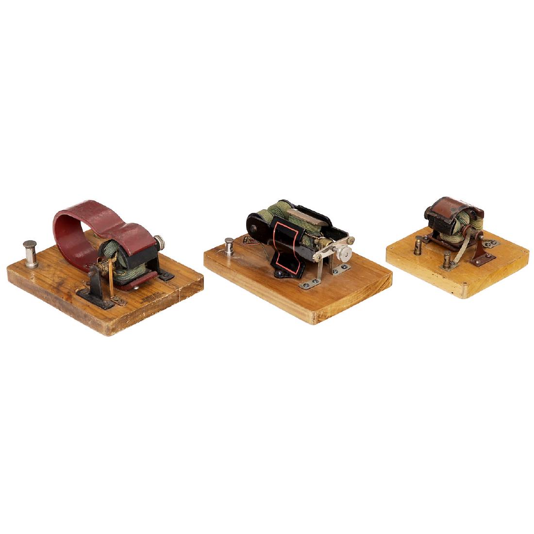 3 Small Electric Motors, c. 1910: 3 Small Electric Motors, c. 1910 Low-current self-starting toy motors with triple T-anchors, mounted on polished wood bases. 1) Gebrüder Bing, Nuremberg. - 2) Unmarked. - And: 3) Hirsch, Paris. 3 kle