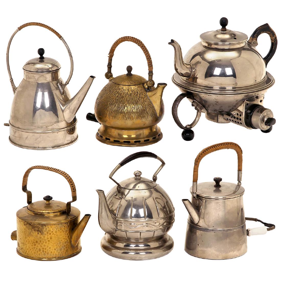 6 Art-Deco Kettles and Teapots, 1920s: 6 Art-Deco Kettles and Teapots, 1920s Electrical kettles. 1) Omega, hammered brass. - 2) 4 x unmarked, nickel-plated. - And: 3) Schal, hammered brass. 6 Art-déco-Teekessel, 1920er Jahre Elektrische W