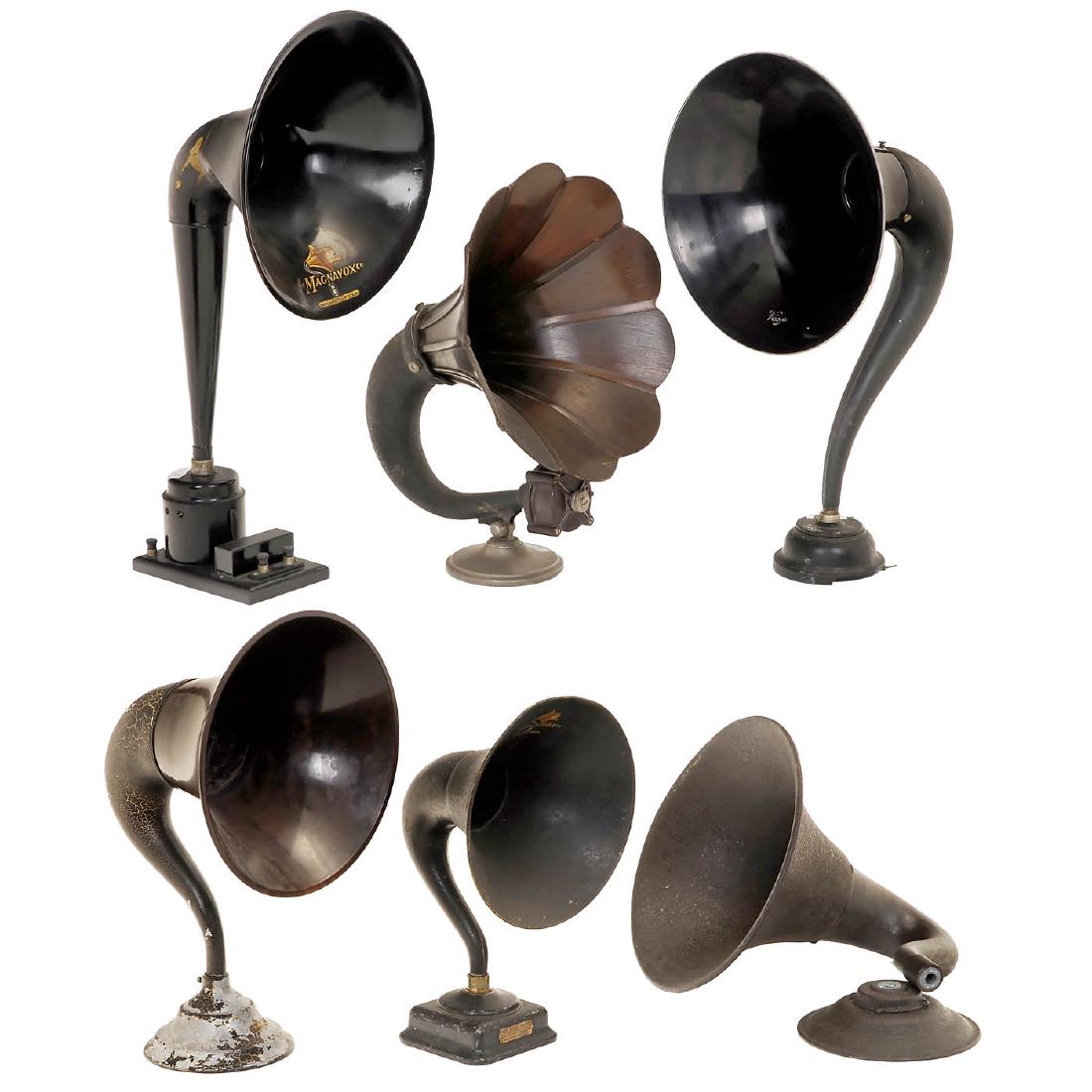 6 American Radio Speakers: 6 American Radio Speakers 1) Saal, Chicago, bakelite bell, height 21 2/3 in., 1925. - 2) Amplion AR19, wooden "flower" horn, one petal broken, height 20 ½ in., 1924. - 3) Magnavox M4, "gooseneck" sp