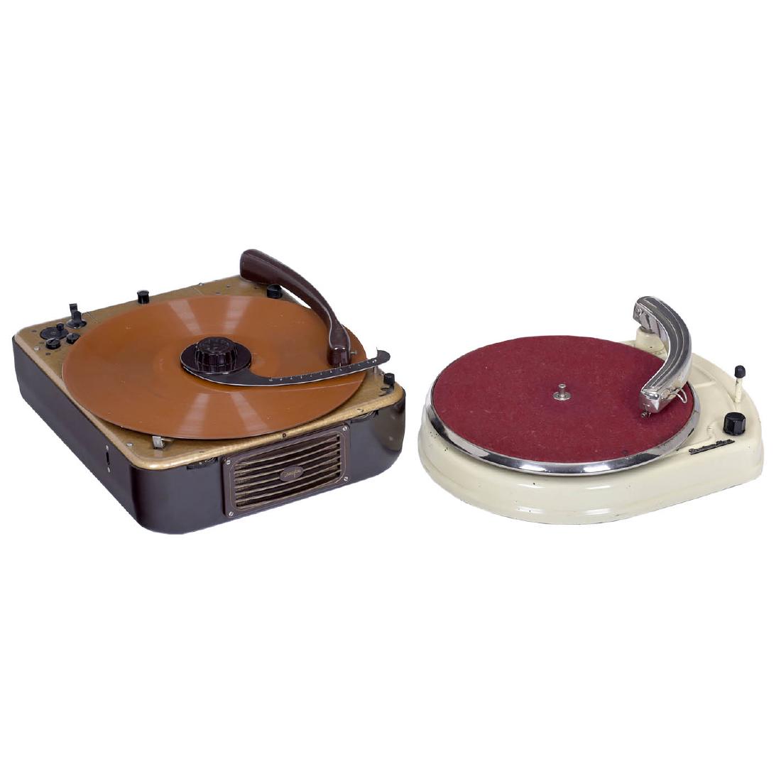 2 Electrical 78 rpm Record-Players, c. 1940: 2 Electrical 78 rpm Record-Players, c. 1940 1) Perpetuum-Ebner Piccolo, Germany, metal case. - And: 2) Philips Porteldisc 3902, Netherlands, bakelite case. 2 Plattenspieler für 78er-Schellackplatten,