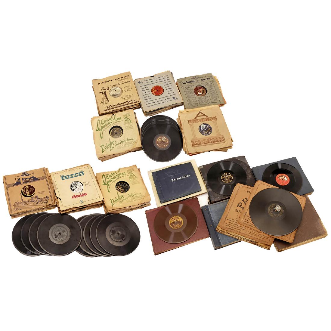 Large Collection of Shellac Discs: Large Collection of Shellac Discs 1) Approx. 55 discs with film hits, jazz and German hits from the 1930s. - 2) 7 albums with internationals dance music, famous tenors, Tino Rossi and military bands. 