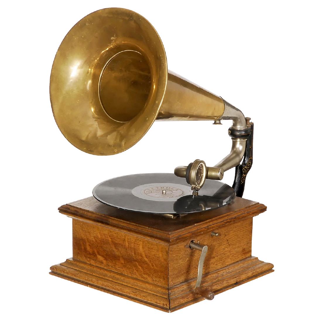 HMV Junior Monarch Gramophone, 1904: HMV Junior Monarch Gramophone, 1904 The Gramophone & Typewriter Ltd., London. Oak case with maker's decal, Exhibition reproducer, brass horn, working. Grammophon HMV Junior Monarch, 1904 The Gramophon