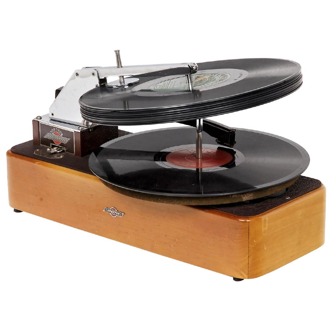 Joboton 10 Record Changer, c. 1948: Joboton 10 Record Changer, c. 1948 Manufacturer: Jobo N.V., Amsterdam. For 78-rpm discs, wood case, 220 V, for amplifier, extremely rare. Plattenwechsler Joboton 10, um 1948 Hersteller: Jobo N.V., Ams