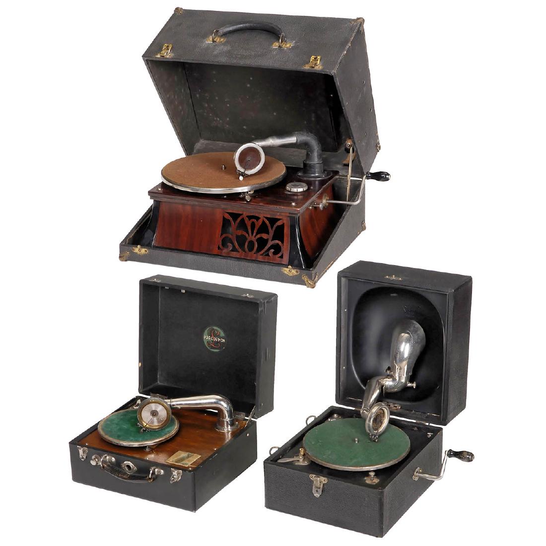 3 Portable Gramophones, 1930s: 3 Portable Gramophones, 1930s 1) The General Phonograph Mfg. Co., Model E, tapering tinplate case, in suitcase. - 2) Decca, with reflex horn, The Crescendo Junior soundbox. - And: 3) Parlophon, with m