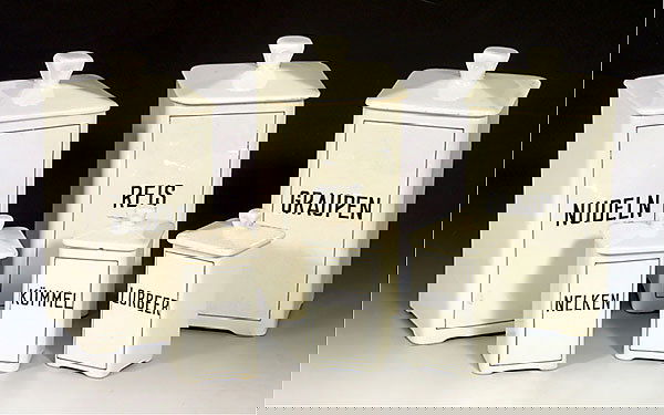 Komplettes Set Vorratsdosen, um 1920: Set of 12 kitchen canisters to hold salt, pepper or coffee, made by: "Max Roesler, Germany", pottery, 1 small canister with damage. – Very useful! Je 6 große und kleine Behälter für Gewürze und