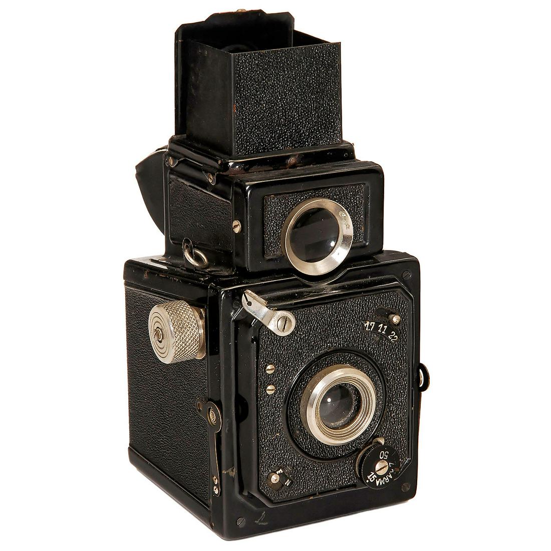 Karma-Flex Mod. 1, c. 1937: Karma-Flex Mod. 1, c. 1937 Karl Arnold, Marienberg. Box-type camera for 6 x 6 cm, with unusual viewfinder on top, which can be used as reflex viewer from above and as an eye-level viewer from the rear