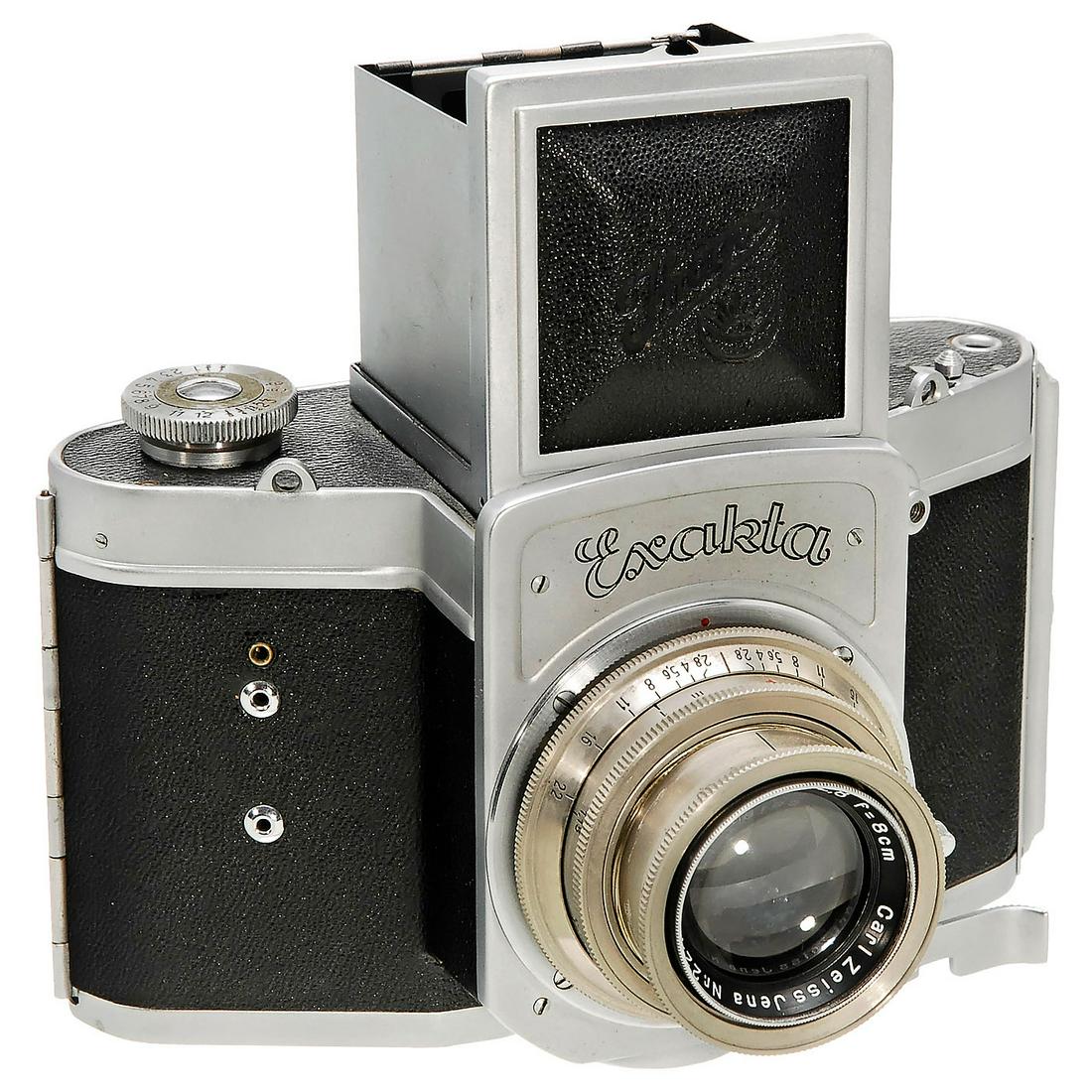 Exakta 66 (Pre-War), 1939: Exakta 66 (Pre-War), 1939 Ihagee, Dresden. No. 554013, focal plane shutter 1/1000 sec., rapid-wing lever, Tessar 2,8/8 cm, no. 2246694. Rare and sought-after single-lens reflex camera for 6 x 6 cm. -