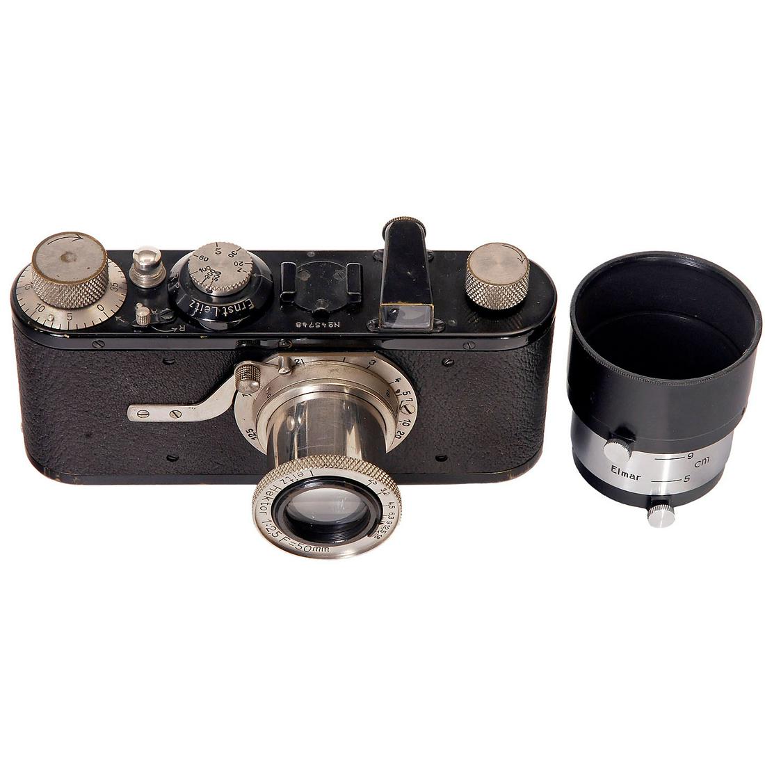 Leica I (A) "Hektor", 1930: Leica I (A) "Hektor", 1930 Leitz, Wetzlar. No. 45748, with Hektor 2,5/50 mm, a very fast lens for the period, round accessory shoe, top-plate with 6 screws. - Excellent condition. With "Fikus" lens ho