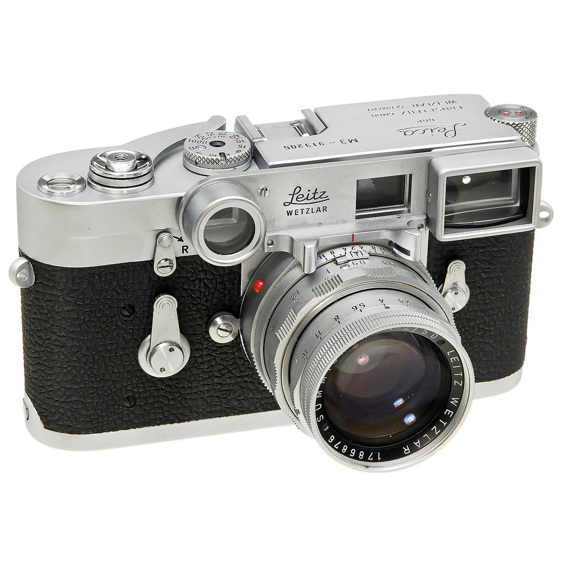 Leica M3 with Close-Range Summicron, 1957: Leica M3 with Close-Range Summicron, 1957 Leitz, Wetzlar. No. 913205, chrome, double-stroke advance, rewind knob with 2 red dots. With close-range Summicron 2/50 mm, no. 1786876. - Excellent condition