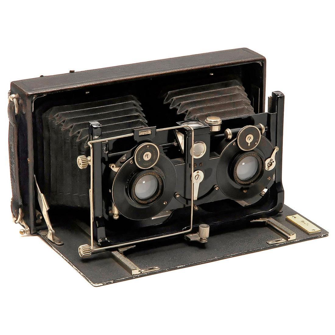 Hüttig Ideal Stereo 9 x 18, 1909: Hüttig Ideal Stereo 9 x 18, 1909 R. Hüttig, A.G. Dresden. Folding-bed stereo camera for plates of 9 x 18 cm, lenses: Bantner Doppel-Anastigmat 6,8/135 mm, shutter: Compound-Sektoren 1-1/250 sec., ir