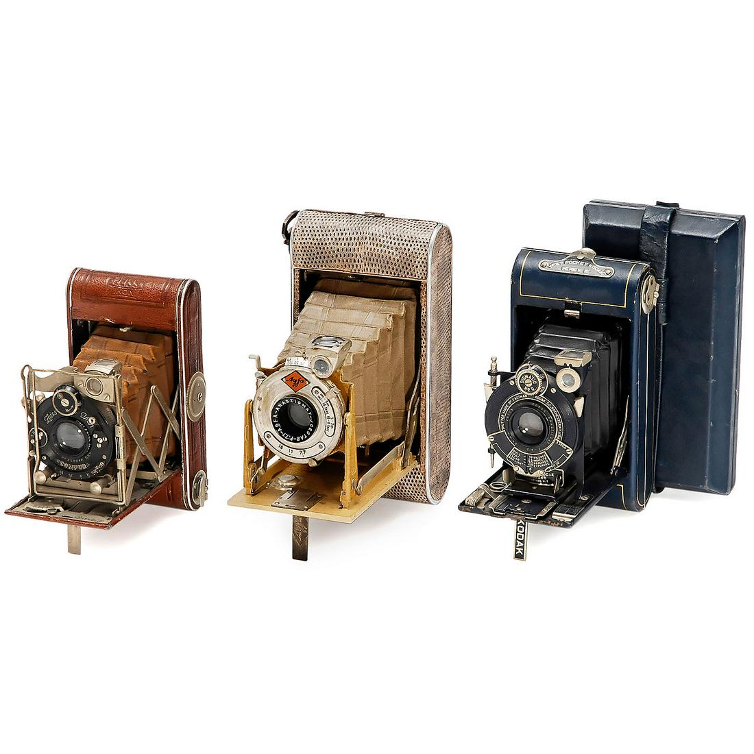 3 Colored Rollfilm Cameras: 3 Colored Rollfilm Cameras 1) Agfa, München. Billy II Luxus, c. 1931, size 6 x 9 cm, imitation snakeskin, beige bellows, Jgestar 7,7, shutter 1/25-1/100 sec. (3+/2) - 2) Kodak, USA. Vest Pocket Kodak