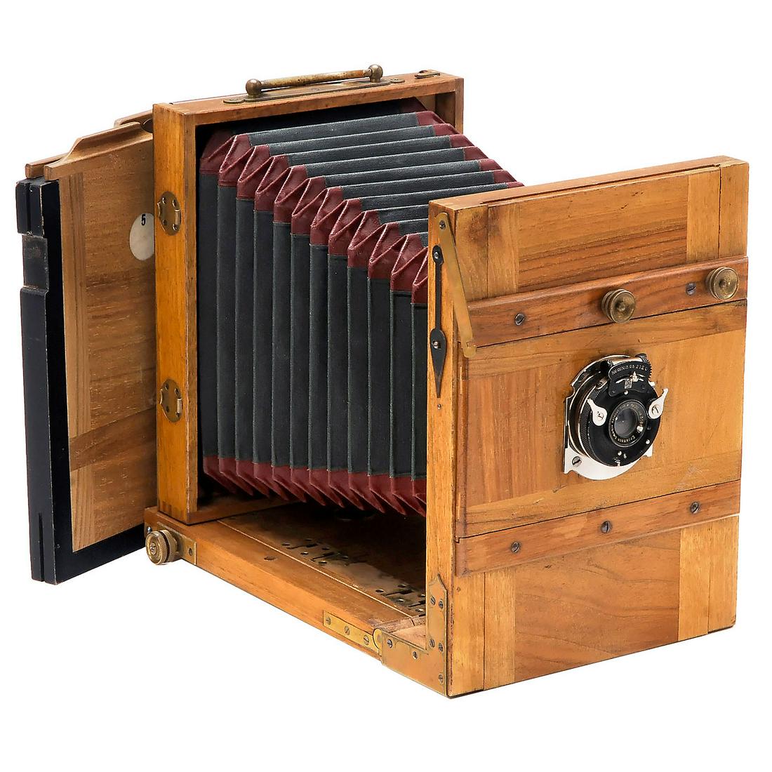 Ernemann "Berry" 13 x 18 cm, c. 1890: Ernemann "Berry" 13 x 18 cm, c. 1890 Ernemann, Dresden. Field camera, polished walnut body with brass fittings, green bellows with dark-red corners in excellent condition, with double cassette and fra
