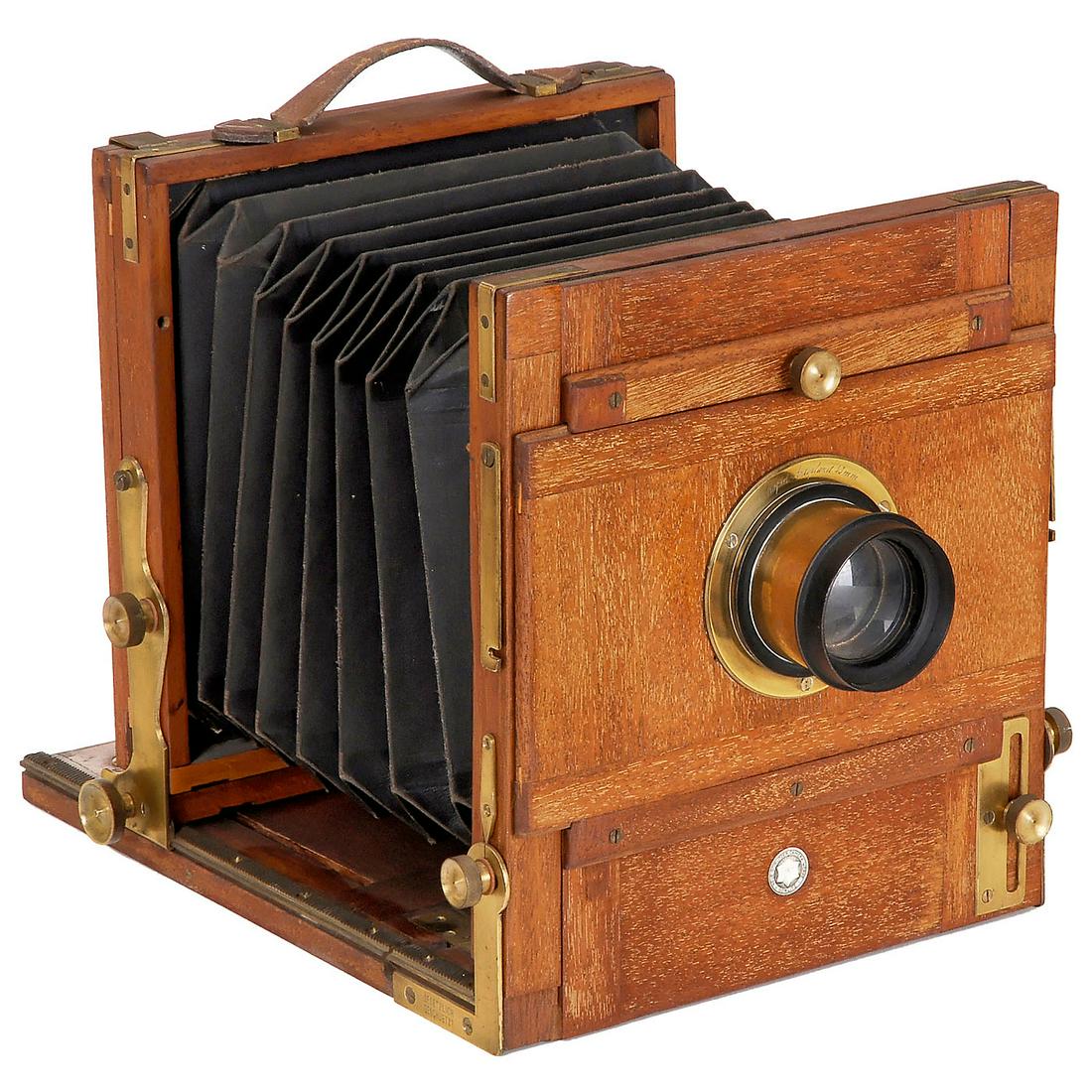 Globus-Stella Field Camera Model IIa, c. 1915-20: "Globus-Stella" Field Camera Model IIa, c. 1915-20 Neue Görlitzer Camera-Werke, Görlitz. Plate size 5 x 7 in. (13 x 18 cm), walnut body with brass fittings, black bellows, focusing screen back and d