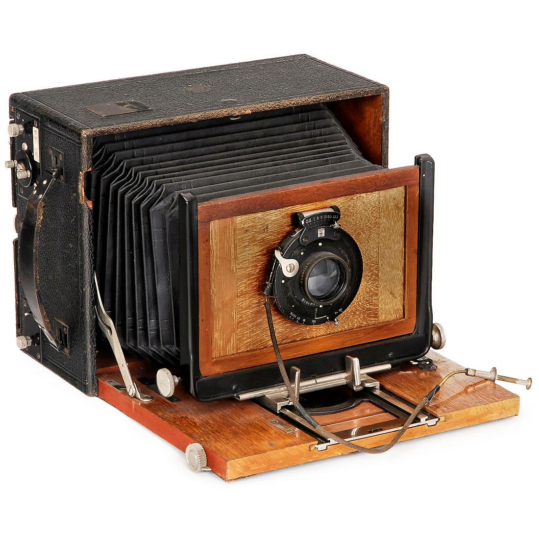 Heag VI (13 x 18), c. 1903: Heag VI (13 x 18), c. 1903 Ernemann, Dresden. Plate size 13 x 18 cm, polished wood and black leather covering, focal plane shutter, second shutter curtain stuck, with Ernemann Ernon 6,8 No. 2 180 mm. 