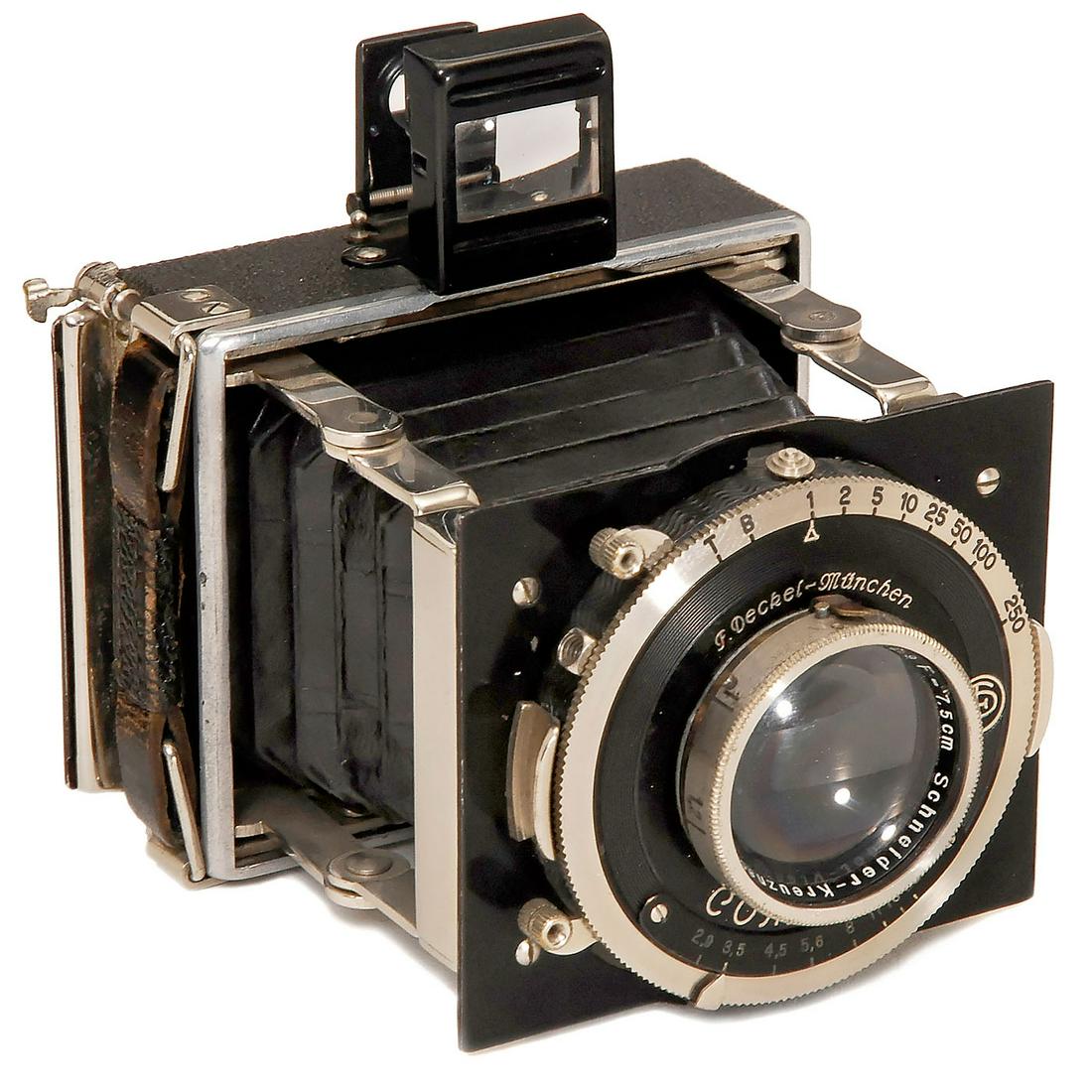 Korelle P (4,5 x 6 cm), 1932: Korelle P (4,5 x 6 cm), 1932 Franz Kochmann, Dresden. Strut camera for plates of 4,5 x 6 cm, Radionar 2,9/7,5 cm in rim-set Compur, focusing screen back. Excellent ++ condition. - Sought-after camera 