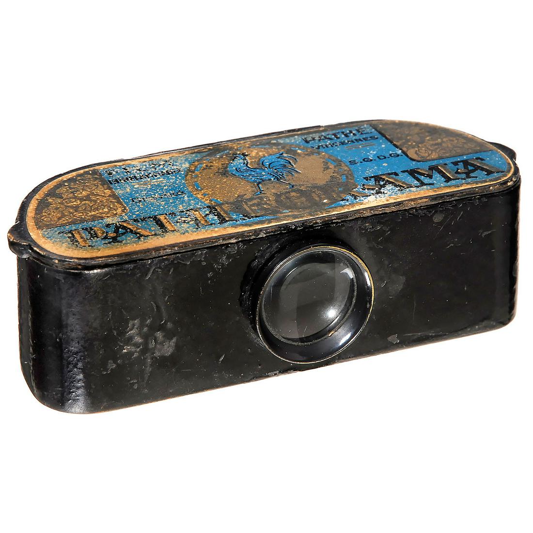 Pathéorama with Film: Pathéorama with Film Pathé-Cinéma, 20 bis, Paris. Film viewer for 35mm film with single-side perforation, bakelite body with gold-colored legend, one film inside. - Rare! Pathéorama mit Film Path�