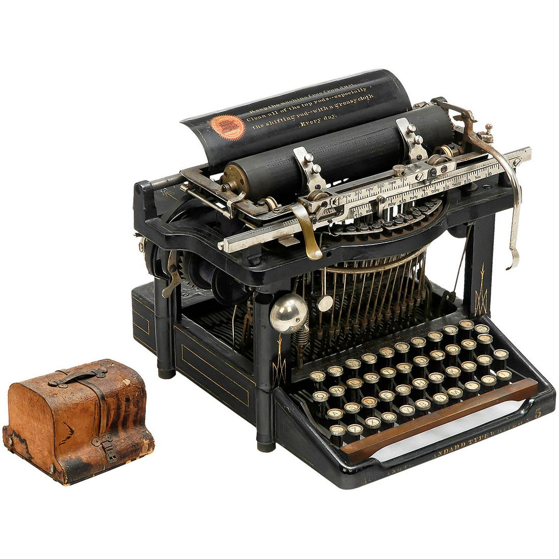 Remington Standard No. 5, c. 1895: Remington Standard No. 5, c. 1895 Serial no. 5113, upstroke machine, wood typebars, attractive decoration, with leather case. Remington Standard No. 5, um 1895 Serien-Nr. 5113, Unteranschlagmaschine, 