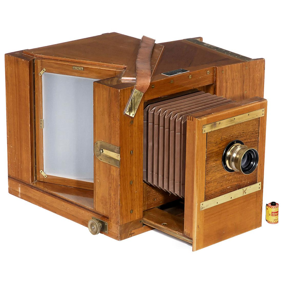Bermpohl Three-Color "Naturfarbenkamera", 1930: Bermpohl Three-Color "Naturfarbenkamera", 1930 Bermpohl & Co., Berlin. Size 13 x 18 cm, beam-splitting tri-color camera no. 840, teak body, brass fittings, brown bellows, with beam-divider elements,