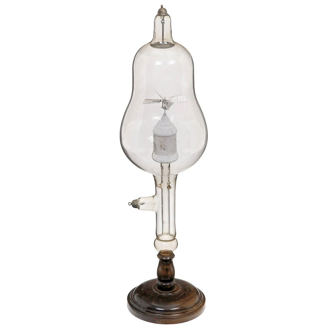 Large Crookes Fluorescent Tube and Radiometer, c. 1910: Large Crookes Fluorescent Tube and Radiometer, c. 1910 Gas discharge tube with cathode, anode and a fluorescent windmill with turning sails. Overall height: 18 in.! - Extremely rare! Große Crookes'sc