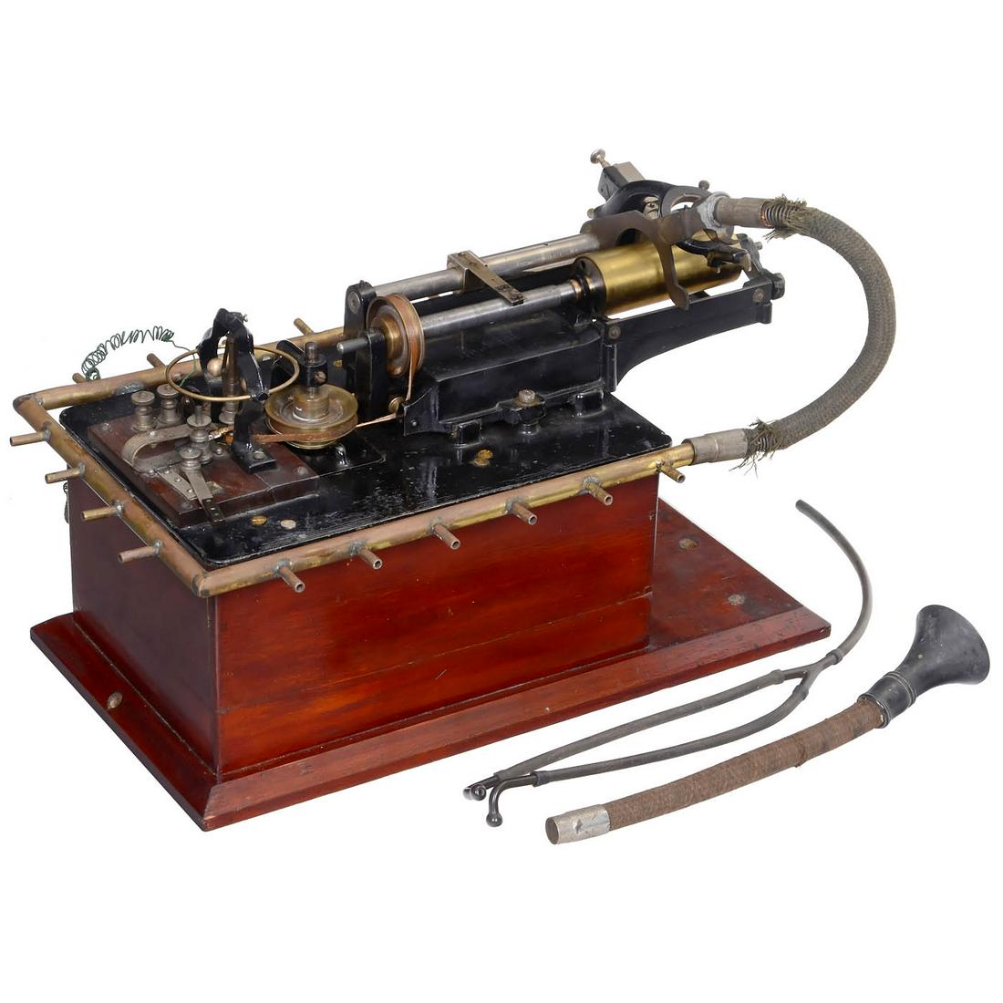 Kumberg/Edison Class M Phonograph, c. 1893: Kumberg/Edison Class M Phonograph, c. 1893 The Class M was the first series-produced phonograph by Thomas Alva Edison, powered by an electric motor, suitable for recording and reproducing wax cylinder