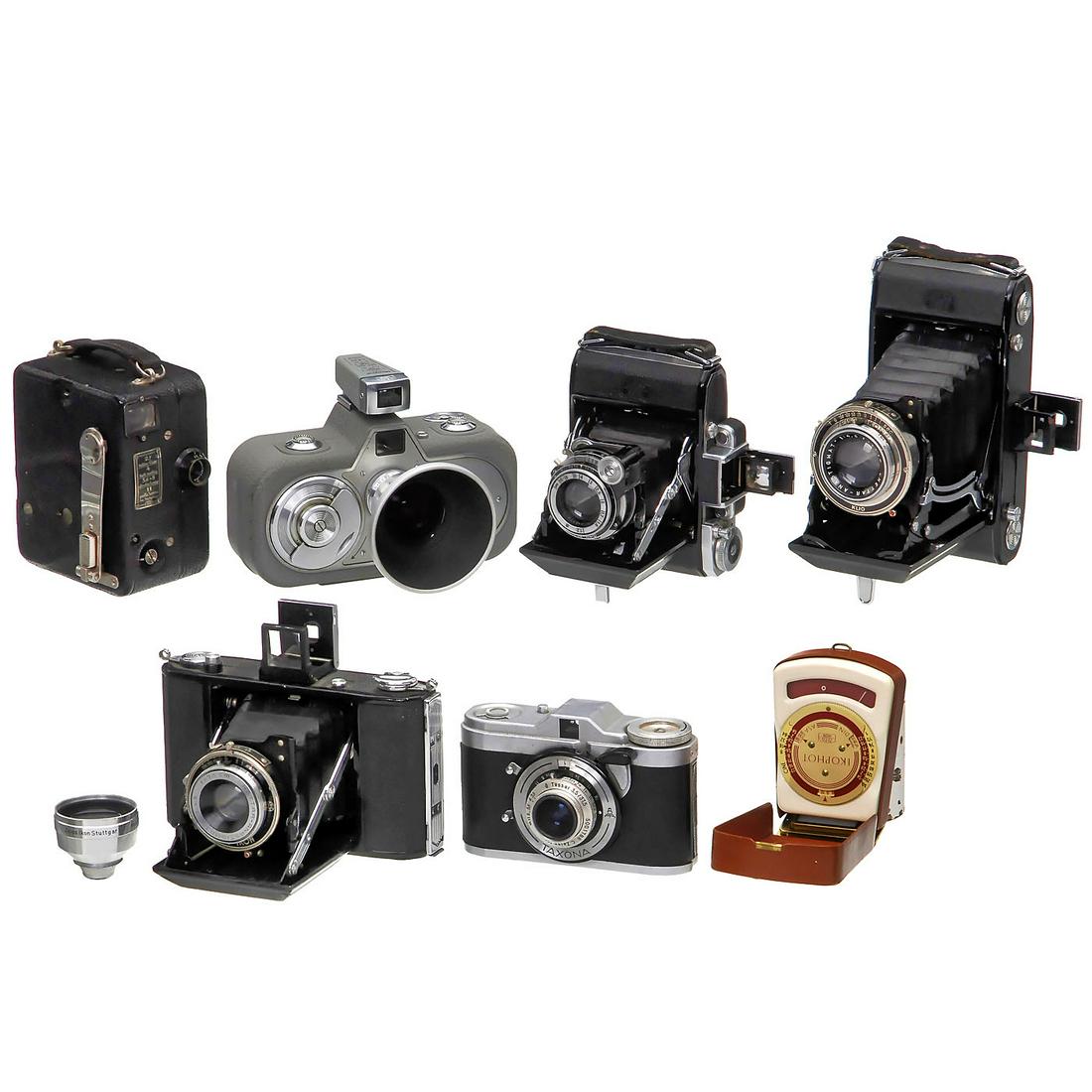 6 Zeiss Ikon Cameras: 6 Zeiss Ikon Cameras 1) Zeiss Ikon, Dresden. Kinamo S10, 16mm movie camera for 10 meter film in special cassettes, with Carl Zeiss, Jena, Tessar 1:2,7/1,5 cm lens, clockwork-driven, works. (3+/3) - Th