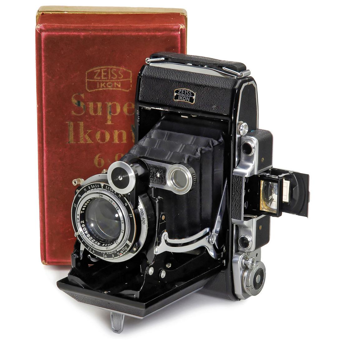 Super Ikonta 531/2, 1938: Super Ikonta 531/2, 1938 Zeiss Ikon, Dresden. Nr. G81963, for 6 x 9 cm on 120 roll film, with Tessar 3,5/10,5 cm in Compur Rapid shutter, interior 4,5 x 6 cm reducing mask and red velvet maker’s cas
