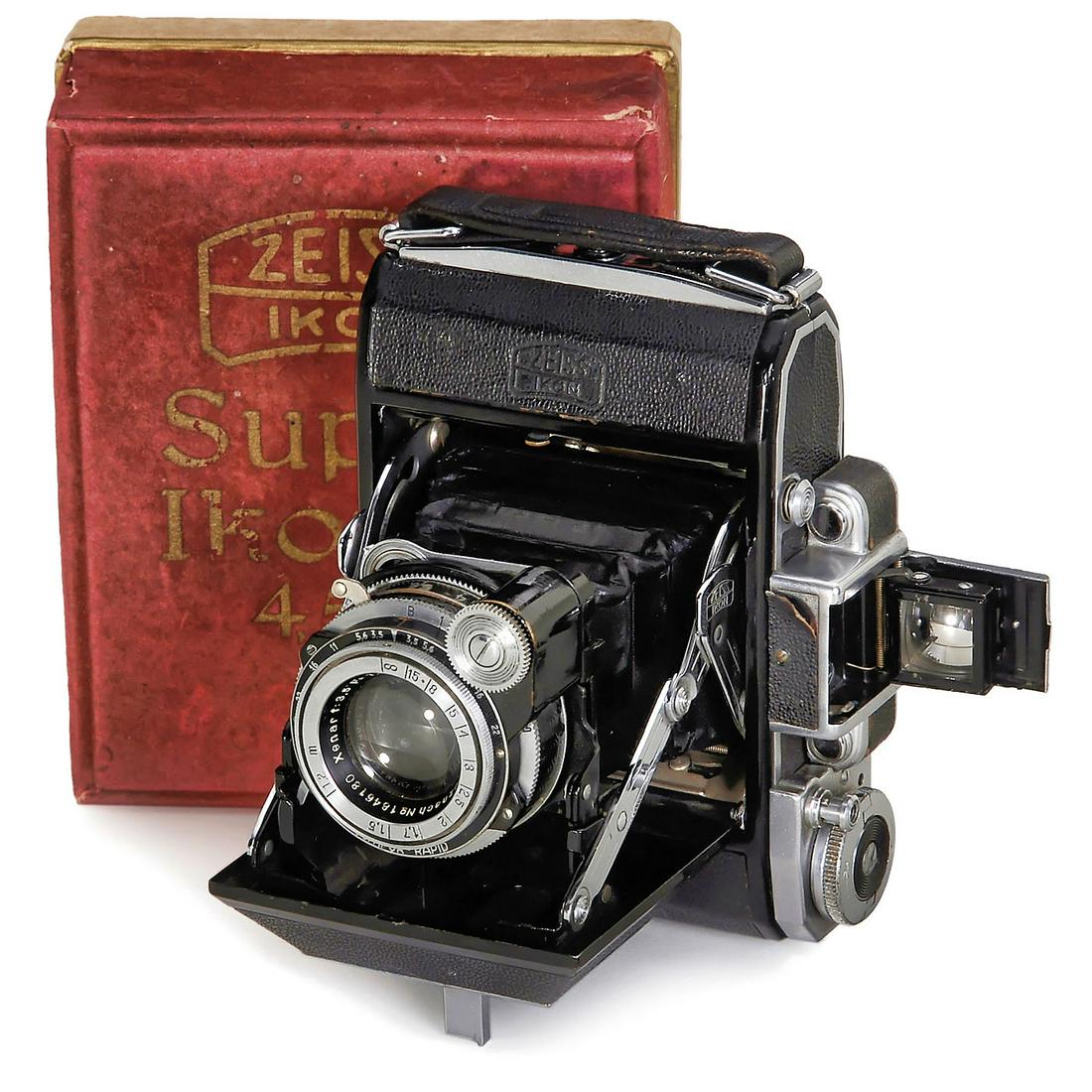 Super Ikonta 531, c. 1948: Super Ikonta 531, c. 1948 Zeiss Ikon, Stuttgart. No. O 9241*, for 4,5 x 6 cm roll film, with Schneider Xenar 3,5/7,5 cm lens in Compur-Rapid shutter, in original decorative maker’s case. - Literatur