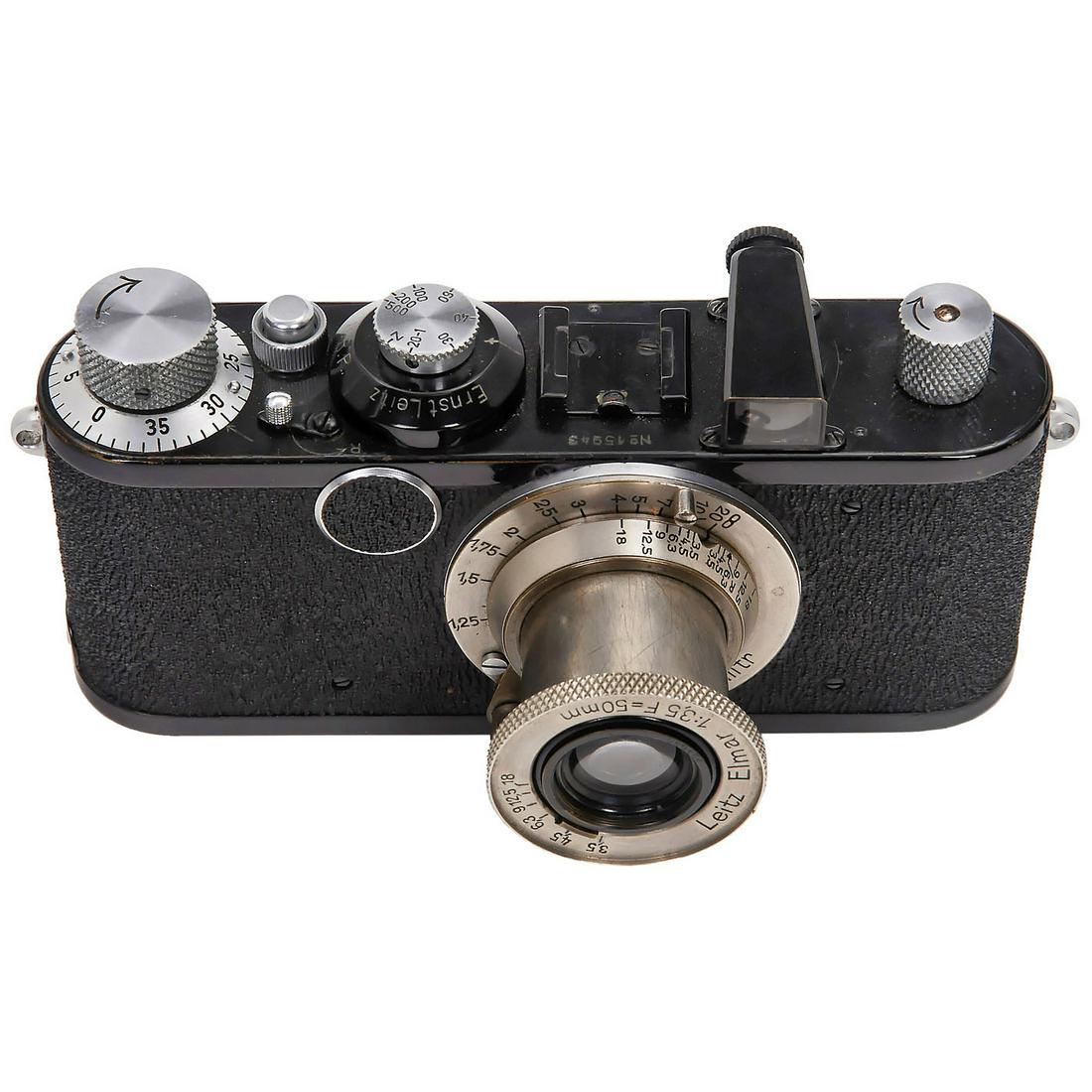 Leica I, c. 1929: Leica I, c. 1929 Leitz, Wetzlar. No. 15943. Probably a professionally restored Leica. Operating elements in chrome, sharkskin vulcanite and near-mint baseplate with nickel-plated Elmar 3,5/50 mm, no. 