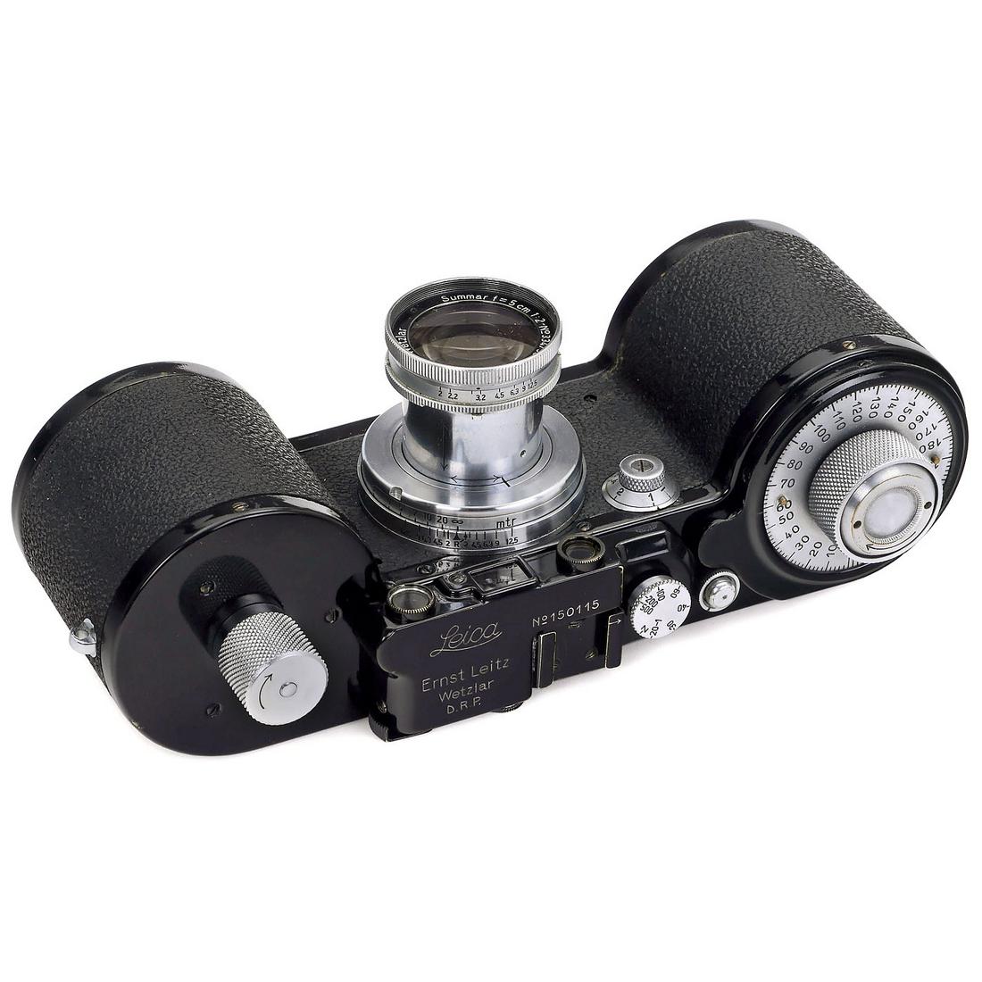 Leica 250 Reporter FF with Summar 2/5 cm, 1934-36: Leica 250 Reporter FF with Summar 2/5 cm, 1934-36 Leitz, Wetzlar. 1) Leica 250 Reporter, no. 150115, professionelly serviced. "FF" is the rarer Leica Reporter. With 2 cassettes KBOOF. (3+/3+) - And: 2