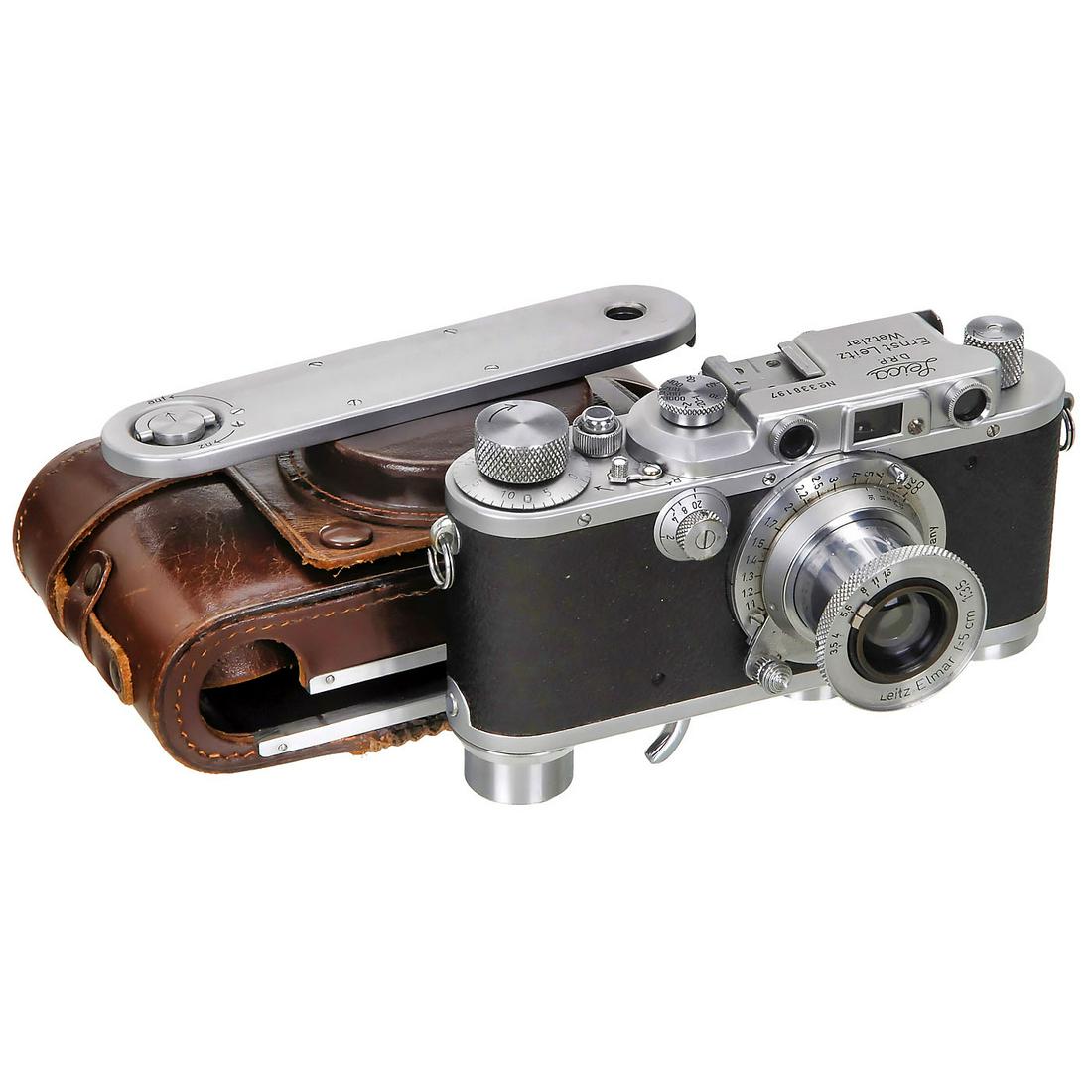 Leica IIIa with Rapid Winder and Special Case, c. 1938: Leica IIIa with Rapid Winder and Special Case, c. 1938 Leitz, Wetzlar. 1) Leica IIIa, no. 338197 with Elmar 3,5/5 cm without number. Long times stick. (3/3-) - 2) SCNOO rapid winder. (3+/3) - And: 3) 