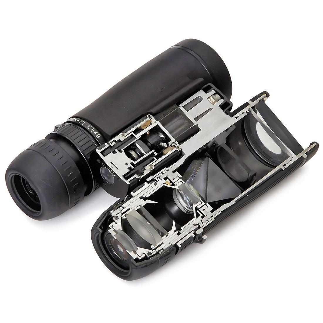Leica Duovid Binocular Cutaway Model: Leica Duovid Binocular Cutaway Model 8 x 42 up to 12 x 42, 8x renders an overview, 12x the details. The star of a collection and still the favourite Leica sports binocular. Fernglas als Leica Duovid S