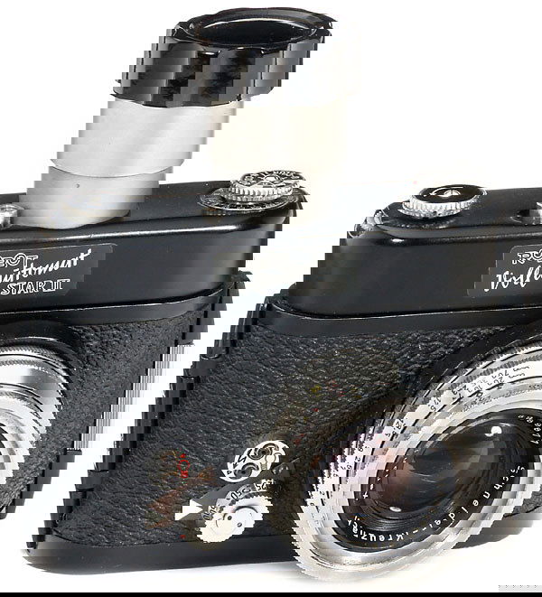 Robot Vollautomat Star II "GIANT", 1960: Nr. 2-177143, seltenes hohes Federwerk, nur 50 Kameras hergestellt. "Xenon 1,9/40", Nr. 8.989.877. Gewinde des Aufzugknopfes nicht in Ordnung, sonst gut. - Literatur: Bellon, "Pocket Robot", S. 71. Ro