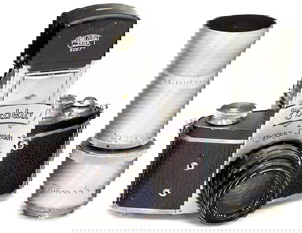 Ihagee: Kine-Exakta II and Accessories, 1949: Ihagee, Dresden, 1) "Kine-Exakta II", Nr. 653.733, (Version 1), "Biotar 2/5,8 cm", Nr. 3.429.937. (3/3) - Und: 2) Zeiss, Jena, "Prismenaufsatz", Nr. 2257, mit Etui. (3-/3) - Sowie: 3) Som Berthiot, Pa