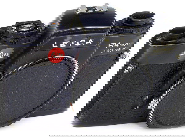 Leitz Leica R4 Mot Electronic, 1980: Leitz, Portugal, Nr. 1.535.419, schwarz. Mit Gehäusedeckel und Bereitschaftstasche. Leica R4 Mot Electronic Black. With body cap and maker's case.